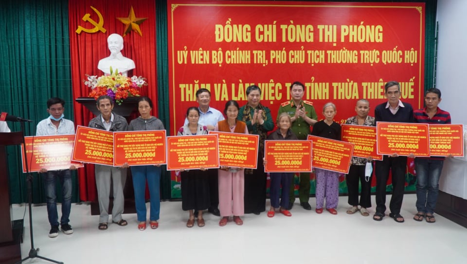 PHÓ CHỦ TỊCH THƯỜNG TRỰC QUỐC HỘI THĂM, TẶNG QUÀ CHO NGƯỜI DÂN VÙNG LŨ LỤT