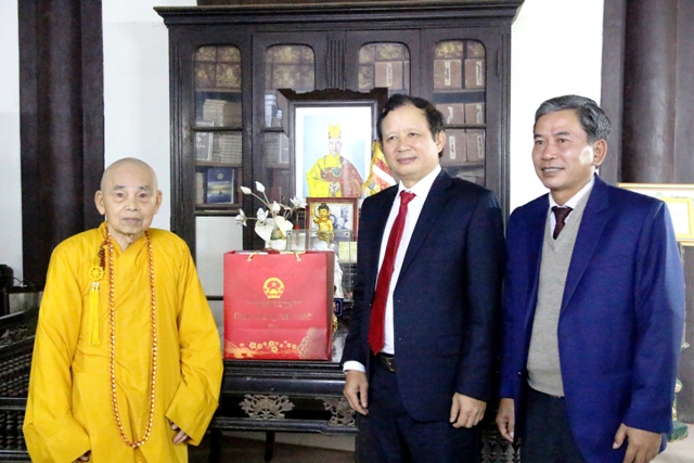 BÍ THƯ TỈNH ỦY LÊ TRƯỜNG LƯU CHÚC TẾT CHIẾN SĨ VÀ CHỨC SẮC TÔN GIÁO