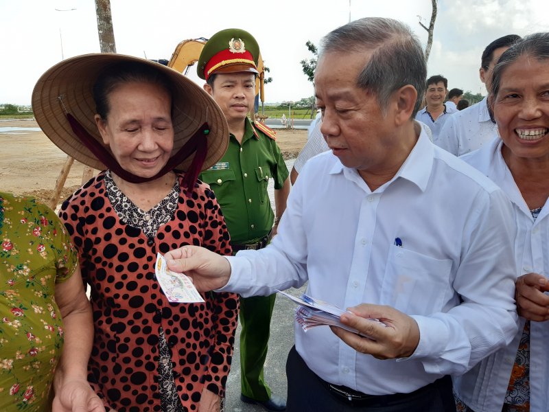 YÊU QUÝ CŨNG PHẢI SÁNG SUỐT