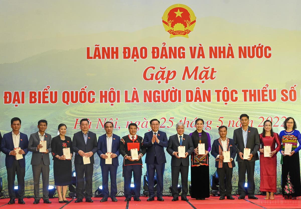 BÁC BỎ LUẬN ĐIỆU ĐỒNG BÀO DÂN TỘC THIỂU SỐ KHÔNG ĐƯỢC THAM GIA BÌNH ĐẲNG VÀO ĐỜI SỐNG CHÍNH TRỊ CỦA ĐẤT NƯỚC