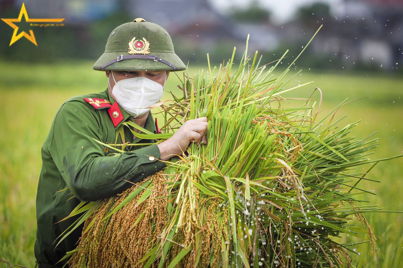 THỦ ĐOẠN “VẤY MỰC” HÌNH ẢNH NGƯỜI CÔNG AN GIÚP DÂN TRONG ĐẠI DỊCH COVID-19