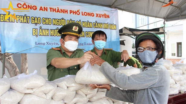 VIN CỚ “GÓP Ý CHỐNG COVID-19” ĐỂ  XUYÊN TẠC, CHIA RẼ NGƯỜI DÂN VỚI CÔNG AN