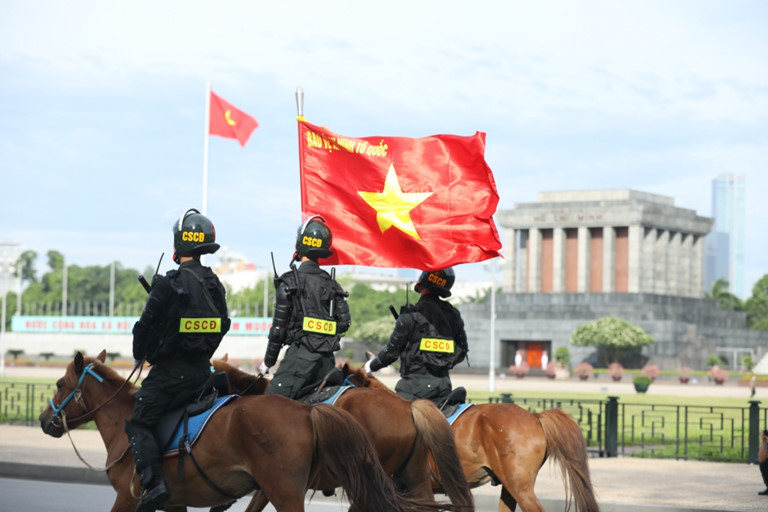 LUẬN CHUYỆN “MÕM CHÓ VÓ NGỰA”