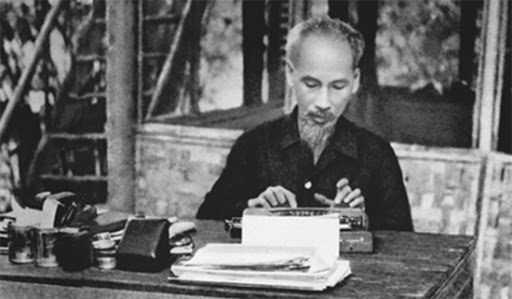 LỢI DỤNG VĂN HỌC ĐỂ HẠ BỆ THẦN TƯỢNG HỒ CHÍ MINH - SỰ NGUY HIỂM CẦN BÁC BỎ