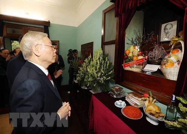 TỔNG BÍ THƯ DÂNG HƯƠNG TƯỞNG NIỆM CHỦ TỊCH HỒ CHÍ MINH