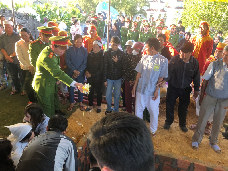 NGHẸN NGÀO TIỄN ĐƯA CÁN BỘ CÔNG AN PHƯỜNG ANH DŨNG HY SINH