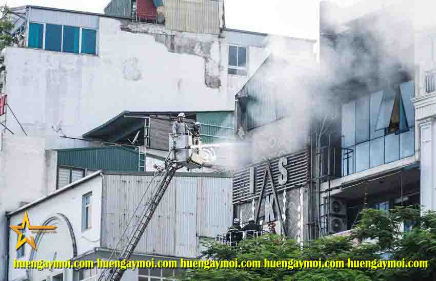 NHỮNG BÓ HOA DƯỚI CHÂN TƯỢNG ĐÀI CÔNG AN NHÂN DÂN TRI ÂN 3 CHIẾN SĨ HY SINH