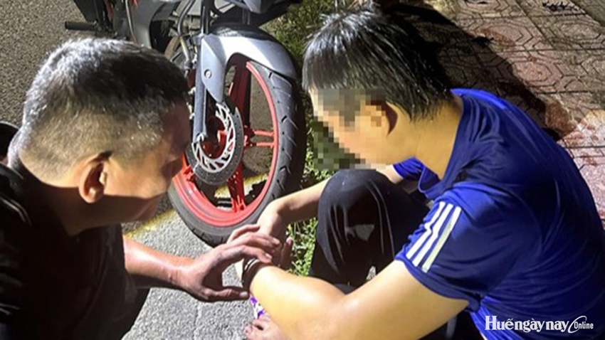 TỔ TUẦN TRA CỨU MỘT THANH NIÊN NHẢY CẦU TRONG ĐÊM