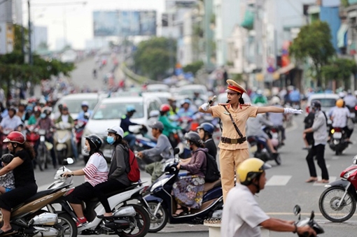 LUẬT TRẬT TỰ, AN TOÀN GIAO THÔNG ĐƯỜNG BỘ LẤY NGƯỜI DÂN LÀ TRUNG TÂM PHỤC VỤ