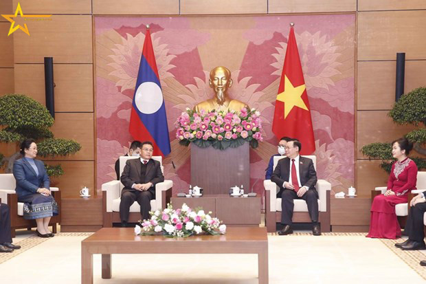 CHỦ TỊCH QUỐC HỘI VƯƠNG ĐÌNH HUỆ ĐÓN, HỘI ĐÀM VỚI CHỦ TỊCH QUỐC HỘI LÀO