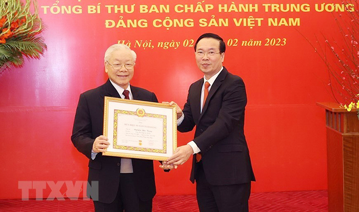 TRAO HUY HIỆU 55 NĂM TUỔI ĐẢNG TẶNG TỔNG BÍ THƯ NGUYỄN PHÚ TRỌNG