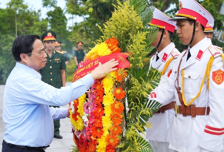 THỦ TƯỚNG CHÍNH PHỦ PHẠM MINH CHÍNH DÂNG HƯƠNG CÁC ANH HÙNG LIỆT SĨ, THĂM GIA ĐÌNH CHÍNH SÁCH
