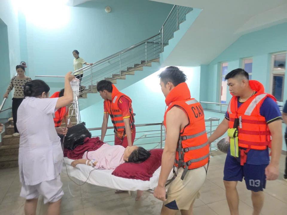 Di chuyển bệnh nhân Bệnh viện Trung ương Huế lên nơi an toàn