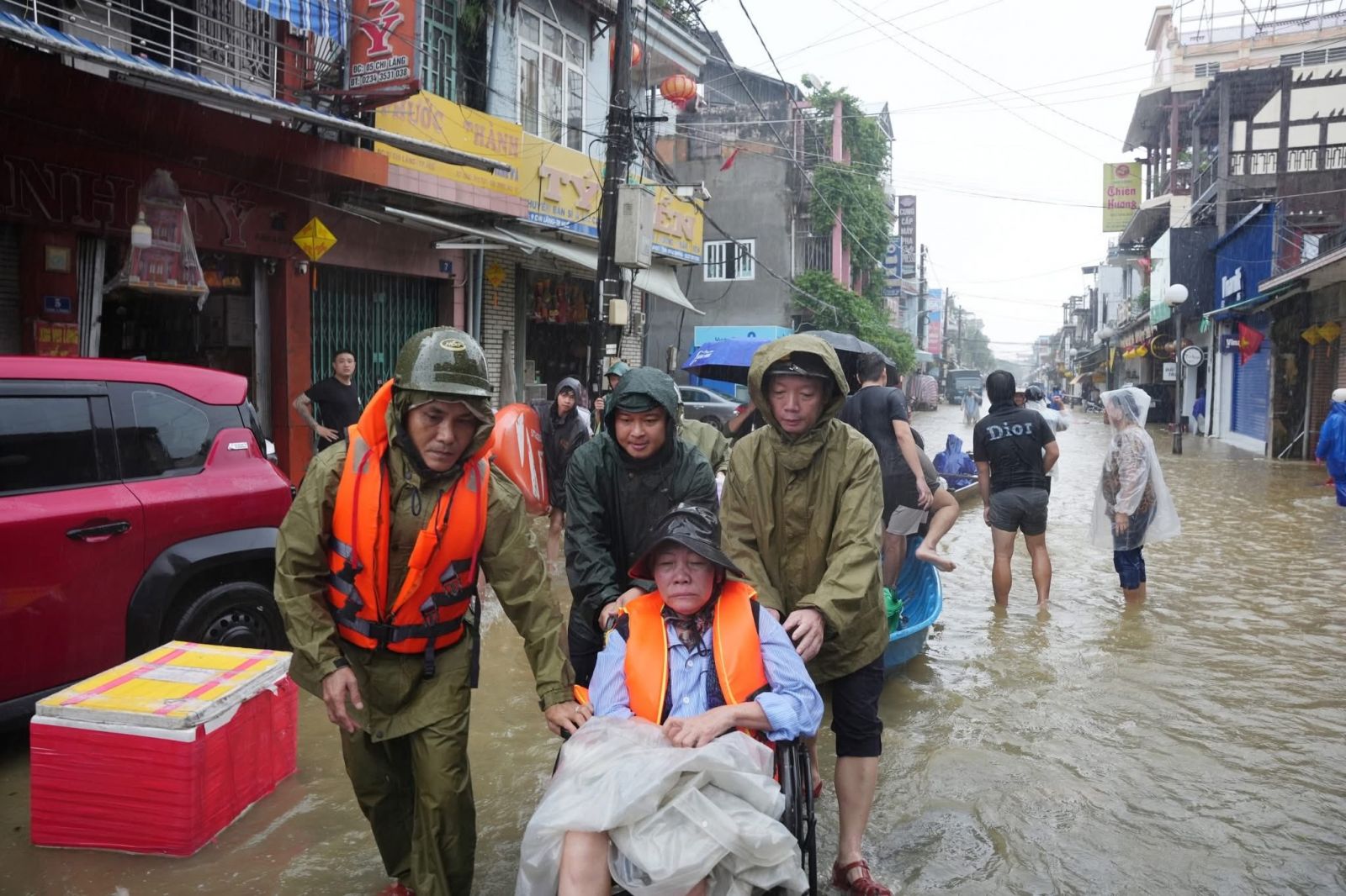 KỊP THỜI ĐƯA CÁC BỆNH NHÂN TẠI BỆNH VIỆN PHỤC HỒI CHỨC NĂNG ĐẾN NƠI AN TOÀN
