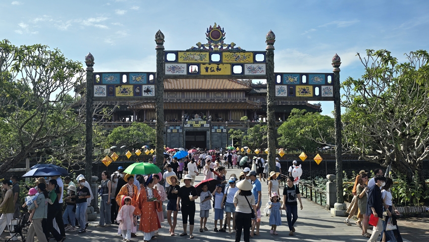 DU KHÁCH NƯỜM NƯỢP THAM QUAN ĐẠI NỘI HUẾ DỊP 2/9