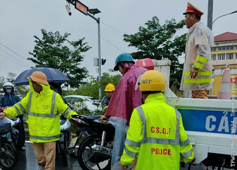 Hàng ngàn CBCS Công an Huế tích cực hỗ trợ người dân sơ tán trong mưa lũ