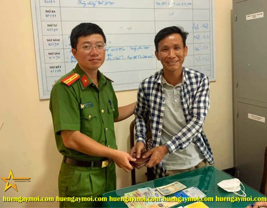 CÔNG AN XÃ ĐIỀN MÔN, PHONG ĐIỀN: TRAO TRẢ TÀI SẢN ĐÁNH RƠI CHO CÔNG DÂN