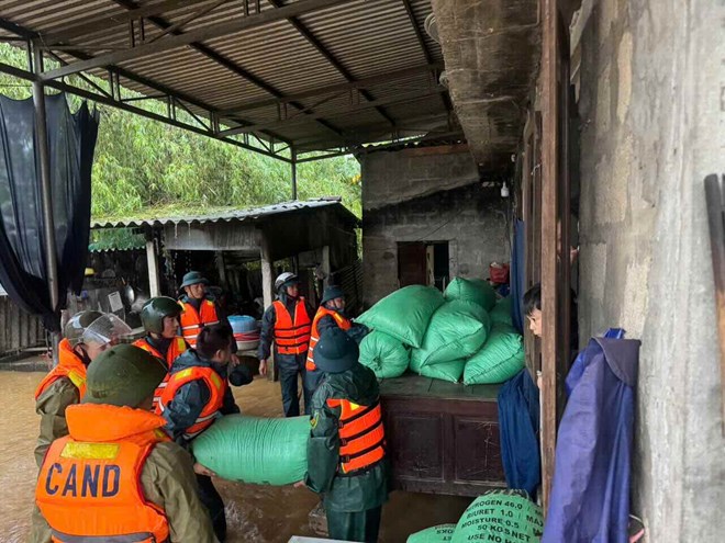 Công an TP Huế ngày đêm hỗ trợ người dân ứng phó mưa lũ