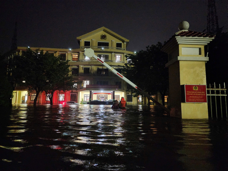 Huế: Mưa lớn gây sập cầu, Công an sơ tán bệnh nhân trong biển nước, di chuyển dân đến trú tại trụ sở