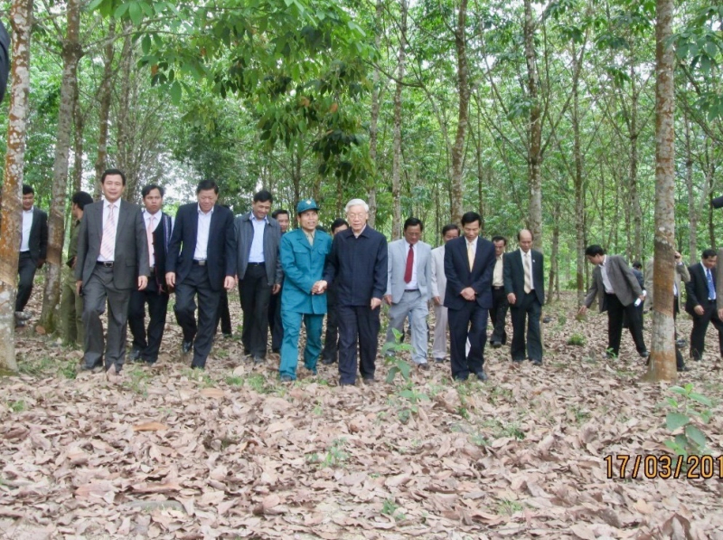 ĐỒNG BÀO DÂN TỘC THIỂU SỐ Ở ĐẠI NGÀN TRƯỜNG SƠN TIẾC THƯƠNG TỔNG BÍ THƯ