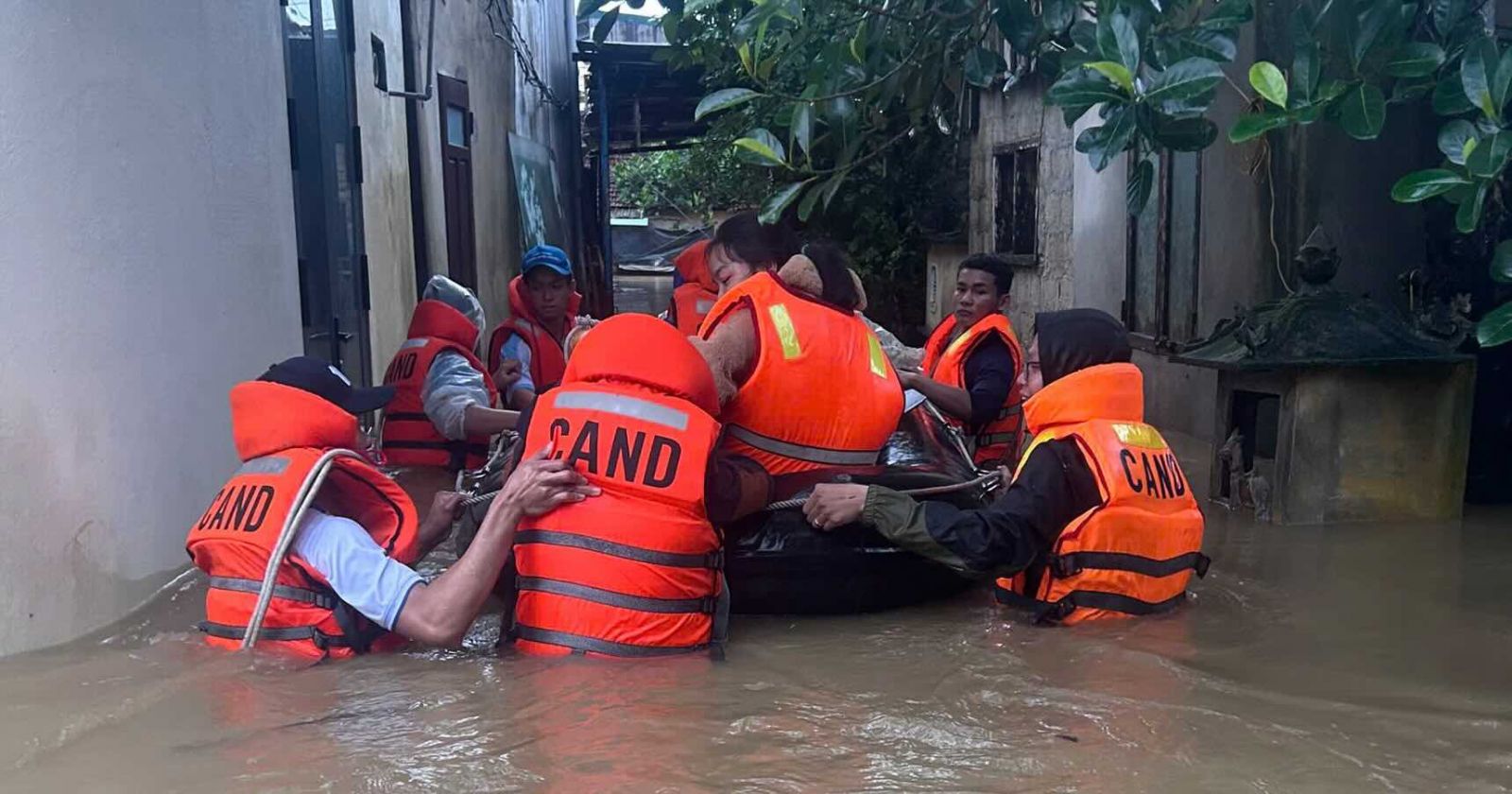 Công an TP Huế liên tiếp giúp đỡ người dân gặp nguy hiểm do mưa lũ