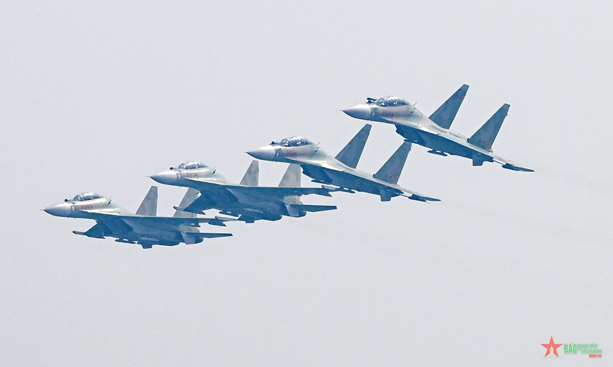 MÁY BAY CHIẾN ĐẤU SU-30MK2 VÀ TRỰC THĂNG MI HỢP LUYỆN TRÊN BẦU TRỜI THỦ ĐÔ HÀ NỘI