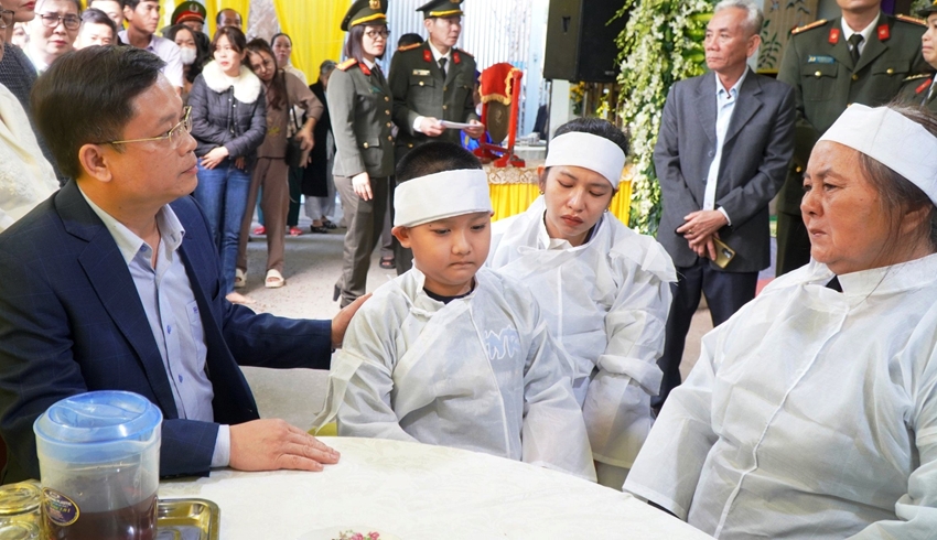 CHỦ TỊCH UBND TỈNH TRUY TẶNG BẰNG KHEN CHO TRUNG TÁ TRẦN DUY HÙNG