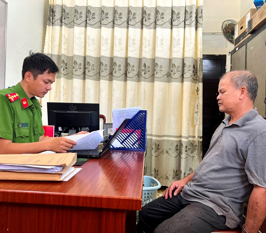 THƯỞNG NÓNG CÔNG AN TX. HƯƠNG THỦY BẮT NHANH ĐỐI TƯỢNG ĐÂM TRỌNG THƯƠNG CHỦ TỊCH UBND PHƯỜNG