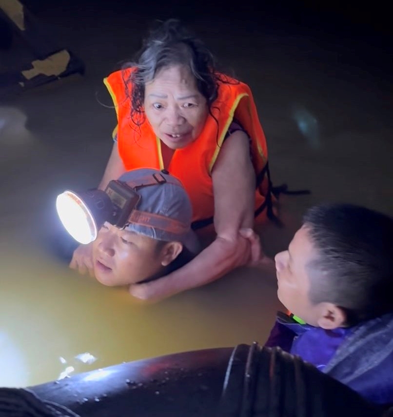 Xuyên đêm cứu hộ đồng bào