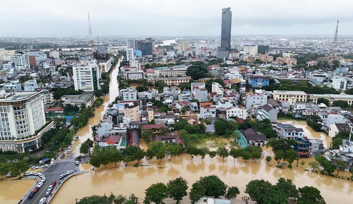 Mưa lũ ở Huế: Một người chết, bé 5 tuổi mất tích, ngập hơn 35.000 nhà