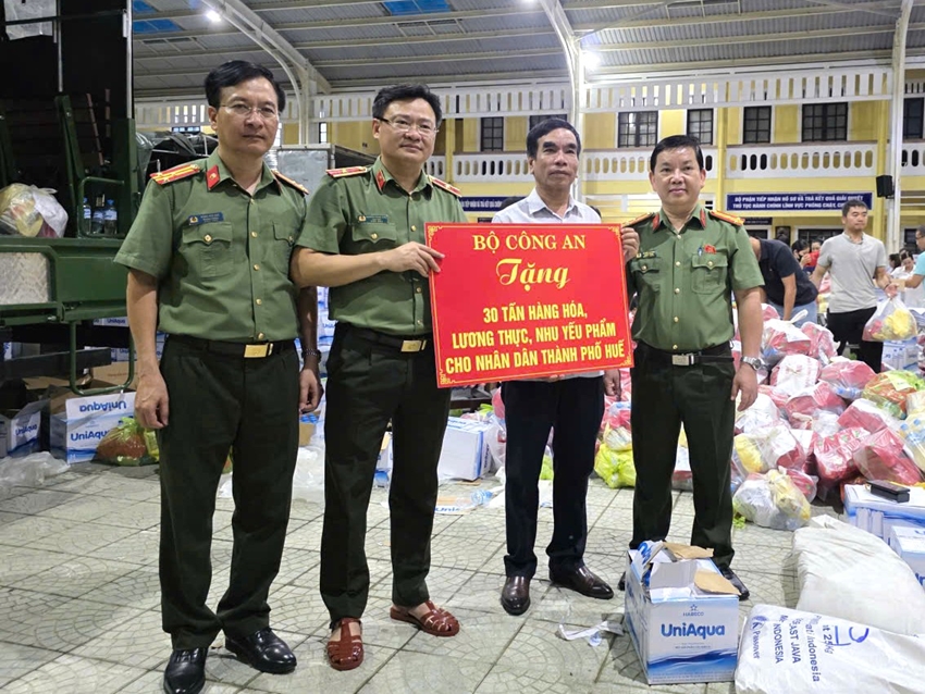 Bộ Công an hỗ trợ 30 tấn hàng hóa tiếp sức người dân Huế