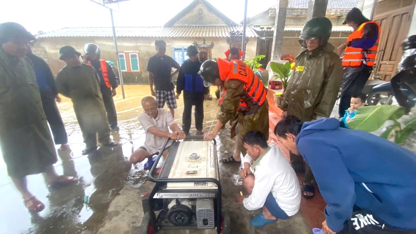 “Trạm sạc 0 đồng” giữa vùng lũ