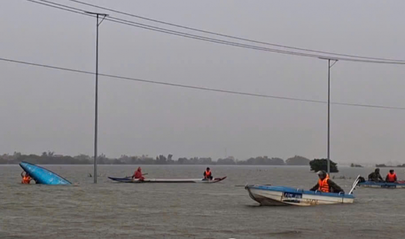 Công an xã Quảng Điền cứu 6 người bị lật thuyền khi đi cứu trợ