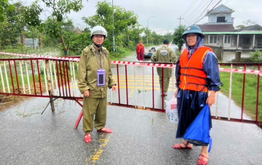 Di dời khẩn hàng chục hộ dân tránh lũ