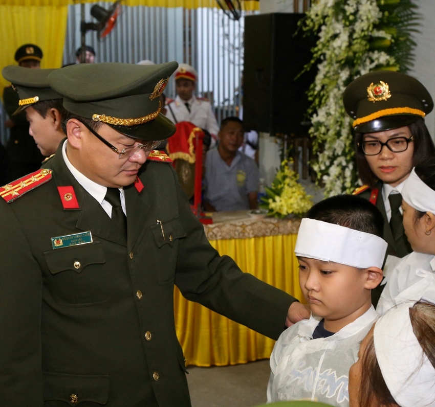 THĂNG QUÂN HÀM TRUNG TÁ ĐỐI VỚI PHÓ TRƯỞNG CÔNG AN PHƯỜNG THUỶ VÂN