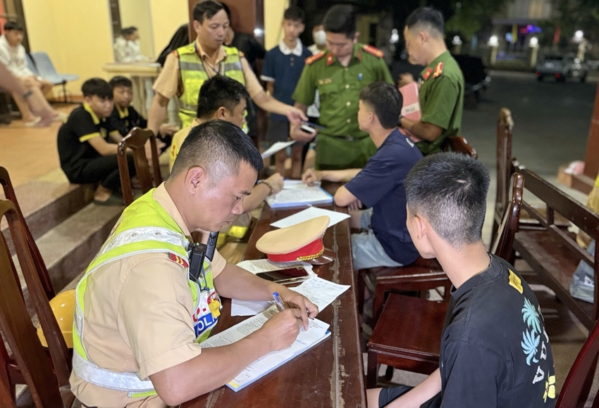 Xử lý 28 trường hợp thanh thiếu niên tụ tập, vi phạm trật tự giao thông