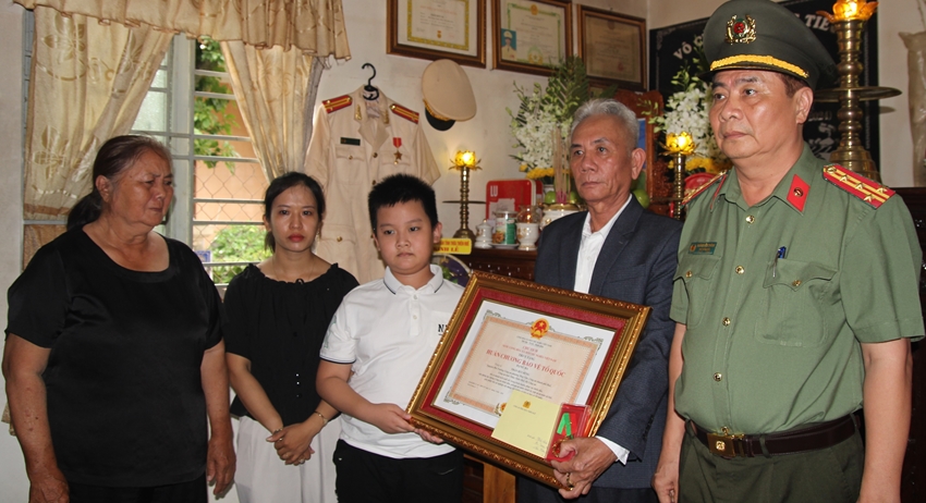 TRUY TẶNG HUÂN CHƯƠNG BẢO VỆ TỔ QUỐC HẠNG BA CỦA CHỦ TỊCH NƯỚC CHO TRUNG TÁ TRẦN DUY HÙNG