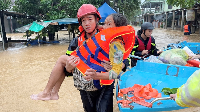 Hơn 14.500 lượt cán bộ, chiến sĩ công an và lực lượng cơ sở hỗ trợ người dân vượt lũ