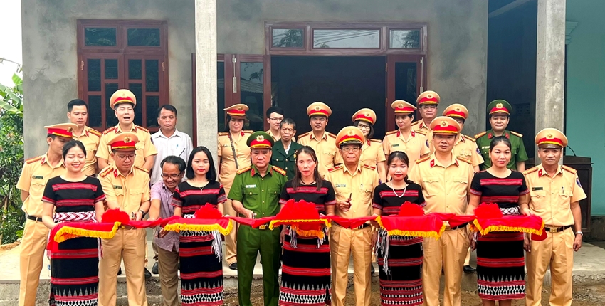 BÀN GIAO “NHÀ TÌNH NGHĨA” VÀ TẶNG QUÀ BÀ CON KHÓ KHĂN HUYỆN NAM ĐÔNG