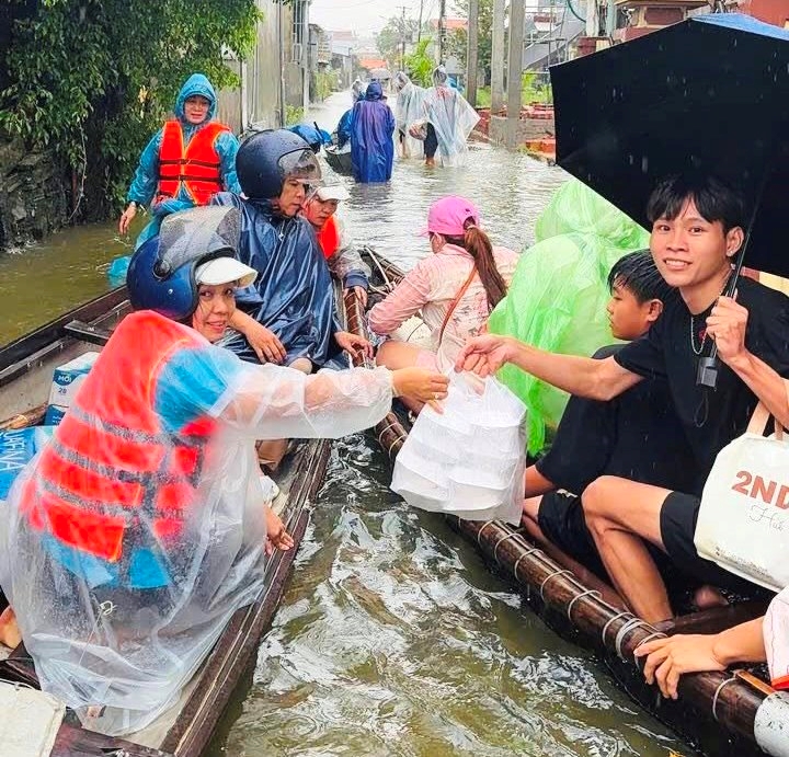 Những hộp cơm ấm nóng trong ngày lũ