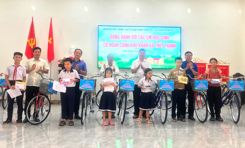 NHIỀU PHẦN QUÀ TẶNG HỌC SINH NGHÈO TRONG NGÀY LỄ QUỐC KHÁNH