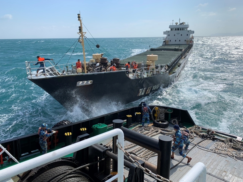 Tàu hàng chìm ngoài khơi biển Lăng Cô, 8 thuyền viên an toàn