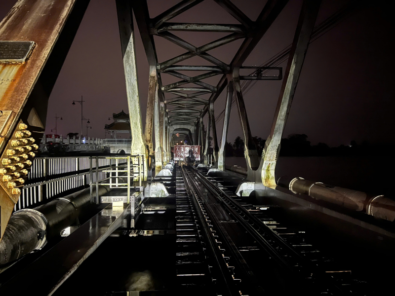 Di dời hai tàu chở đá khỏi cầu đường sắt ở Huế