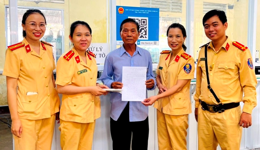 TRAO TRẢ 13 TRIỆU ĐỒNG CHO MỘT NGƯỜI DÂN ĐỂ QUÊN