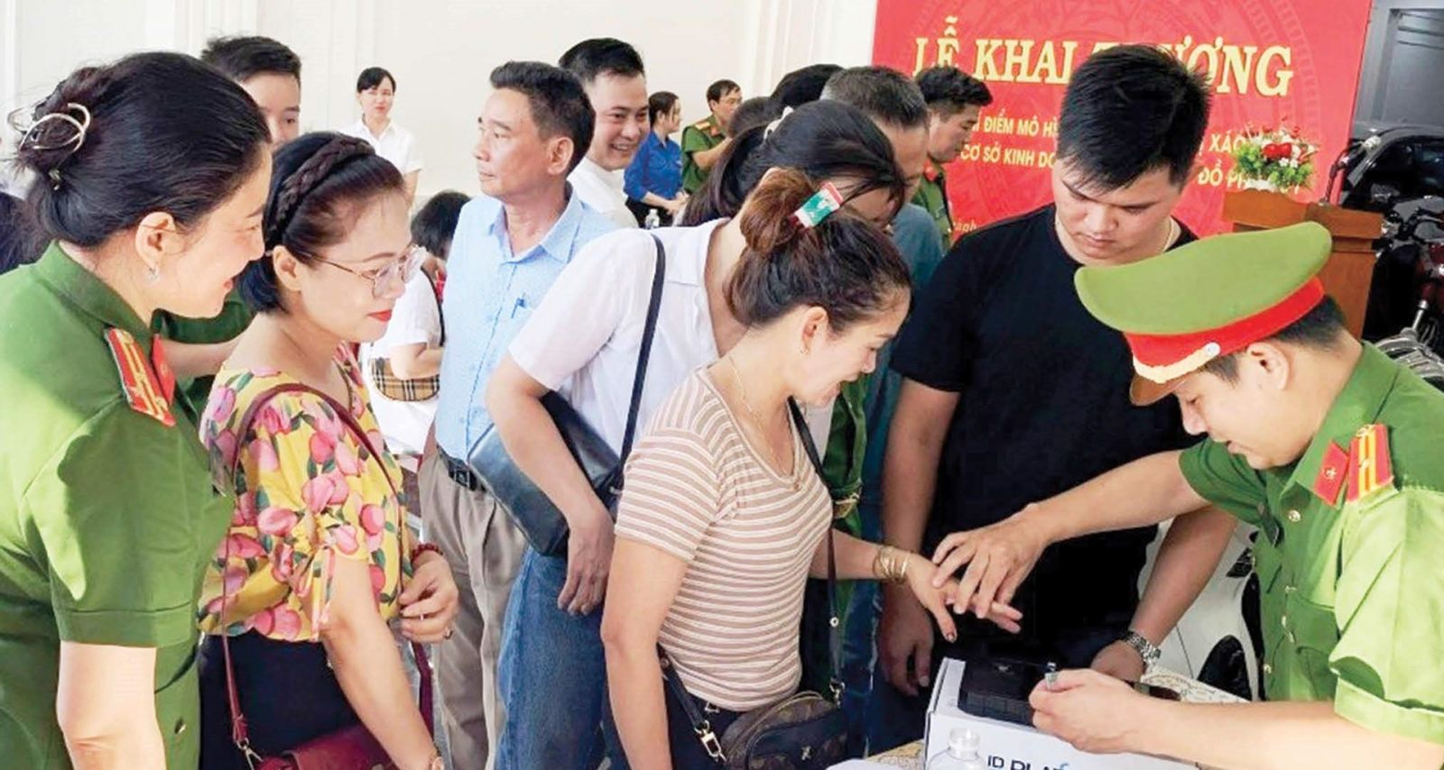 VƯỢT QUA KHÓ KHĂN, VÌ NGƯỜI DÂN PHỤC VỤ