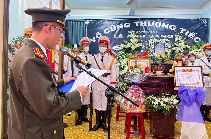 XÚC ĐỘNG TIỄN ĐƯA ĐẠI ÚY LÊ ÁNH SÁNG TRỞ VỀ QUÊ NHÀ