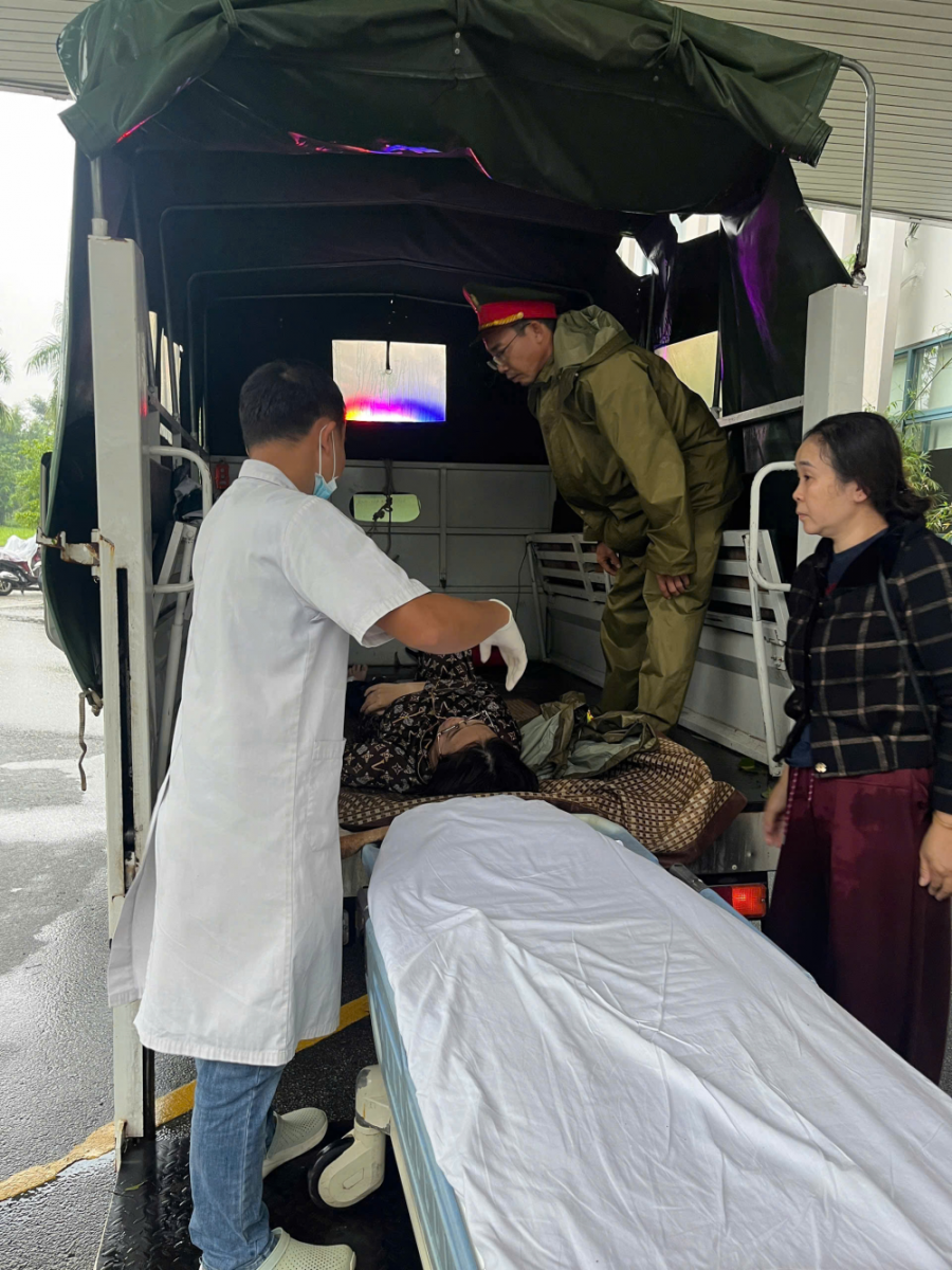 Công an phường Phong Thái căng mình giúp dân ứng phó với mưa lũ lịch sử