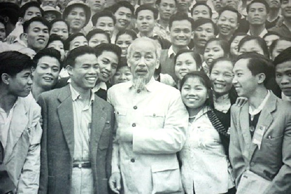 “CHÌA KHÓA VÀNG” BÁC HỒ TẶNG THANH NIÊN