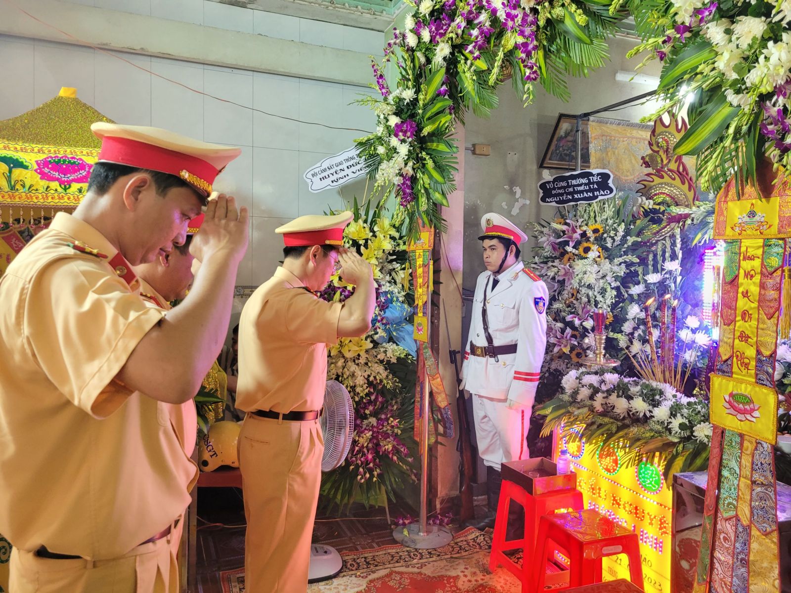 VỆT MÁU ĐỎ TRÊN ĐƯỜNG QUÊ HƯƠNG
