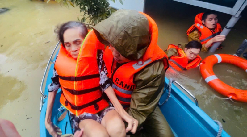 Trong mưa lũ càng nêu cao tinh thần vì nhân dân phục vụ